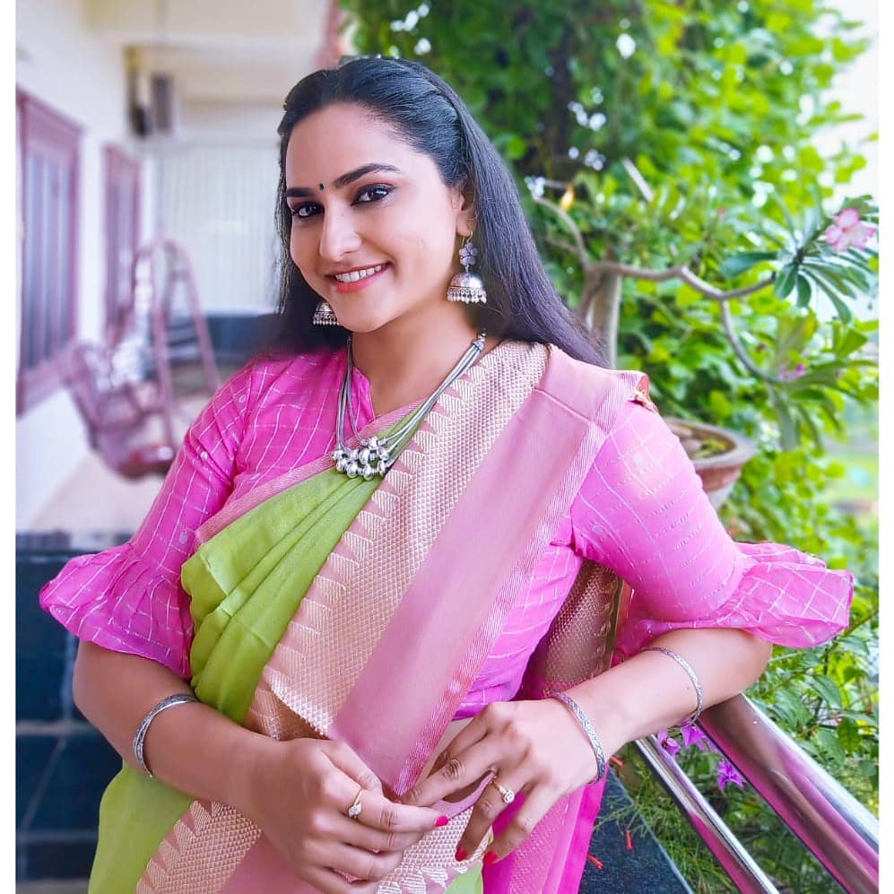 Zee Telugu Tv Anchor Kasi Annapurna In Green Saree Blouse